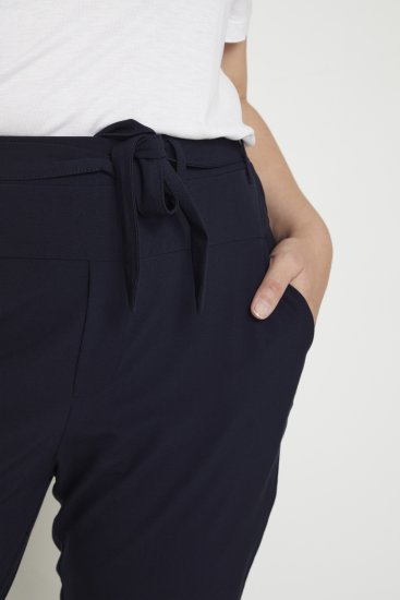 Kaffe Curve Jia Hlače s remenom Ponoćno mornarska - Traperice & Hlače u Velikim Veličinama – Plus Size - 